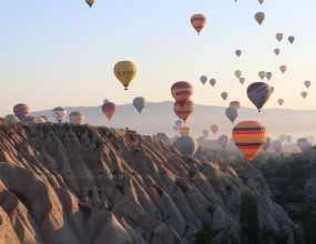 Q. 탄자니아 국적의 외국인(비거주자)를 초빙하여 강연을 진행하고자 합니다. 조세조약 이중과세방지협정 국가 목록에 탄자니아가 없는 경우, 외국인(비거주자)의 강연료가 원천징수 대상인지 궁금합니다.A. 비거주자는 소득세법 제119조에 따른 국내원천소득에 한하여 한국에 납세의무가 있고, 비거주자의 인적용역은 용역을 수행한 국가에 그 소득의 원천이 있는 것으로 판단하고 있습니다.비거주자가 국내에 입국하여 강연용역을 수행하고 받은 대가는 소득세법 제119조 제6호에 따른 비거주자의 국내원천 인적용역소득에 해당하고, 소득의 실질귀속자가 탄자니아 거주자인 경우, 탄자니아는 한국과 조세조약이 체결되어 있지 아니하여, 국내세법에 따라 과세권이 확정됩니다.따라서 대가 지급시에 소득세법 제156조 제1항 제4호에 따른 세율(20%, 지방소득세 2% 별도)을 적용하여 원천징수 후 대가 지급일이 속하는 달의 다음 달 10일까지 원천세 신고를 통해 납부해야 하고, 대가 지급자는 소득세법 제164조의2에 따른 지급명세서 제출의무도 있습니다.&nbsp;